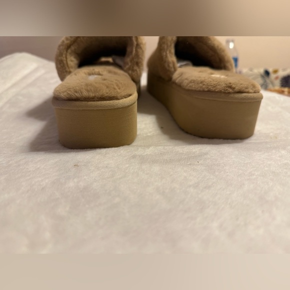 NWT MUK LUKS faux fur platform slipper, size medium (9-10) - Picture 12 of 15